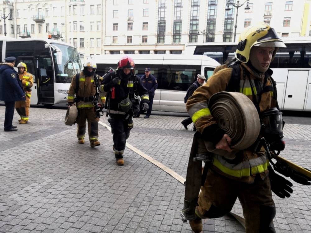 Спасатели потушили условные пожары на парковке петербургского ТРЦ «Галерея»