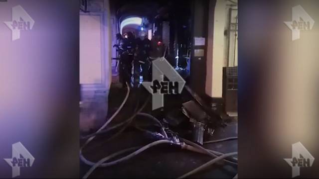 Видео: спасатели тушат пожар на историческом рынке Апраксин двор