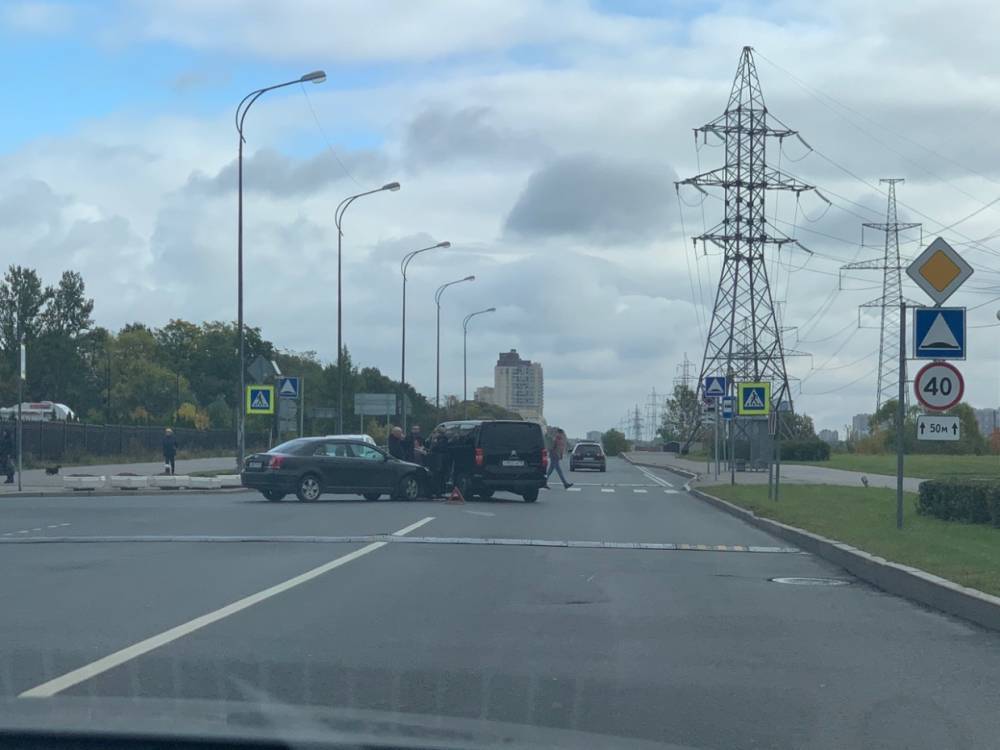 На дублере Петергофского шоссе две иномарки устроили ДТП