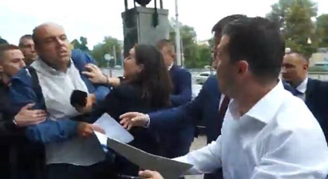 Фото: пресс-секретарь Зеленского оттолкнула журналиста