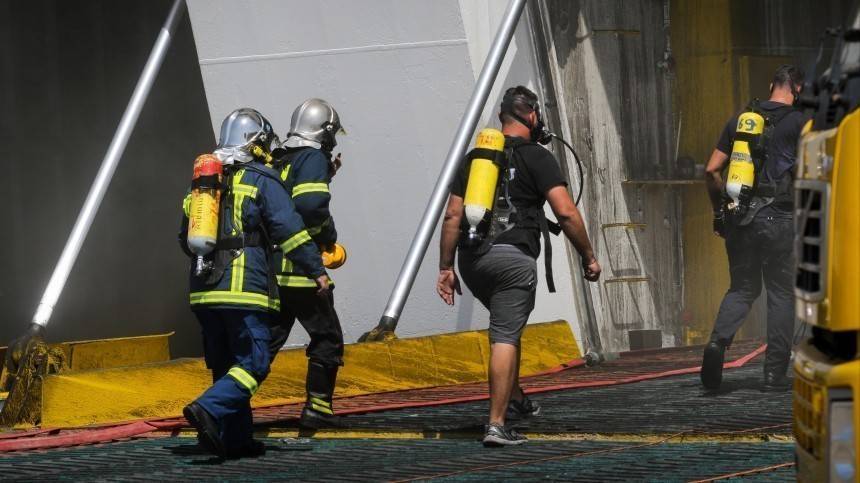 Видео: В греческом порту загорелся паром
