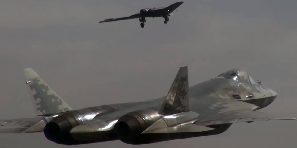 Видео: тяжелый БПЛА "Охотник" и Су-57 совершили первый совместный полет