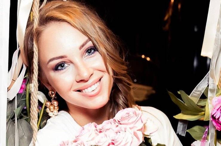 Полина Диброва в пляжном наряде с полуобнаженной грудью приняла сексуальную позу
