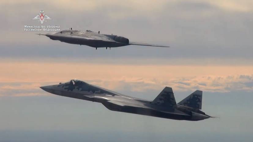 Истребитель Су-57 впервые поднялся в небо вместе с ударным беспилотником «Охотник» — видео