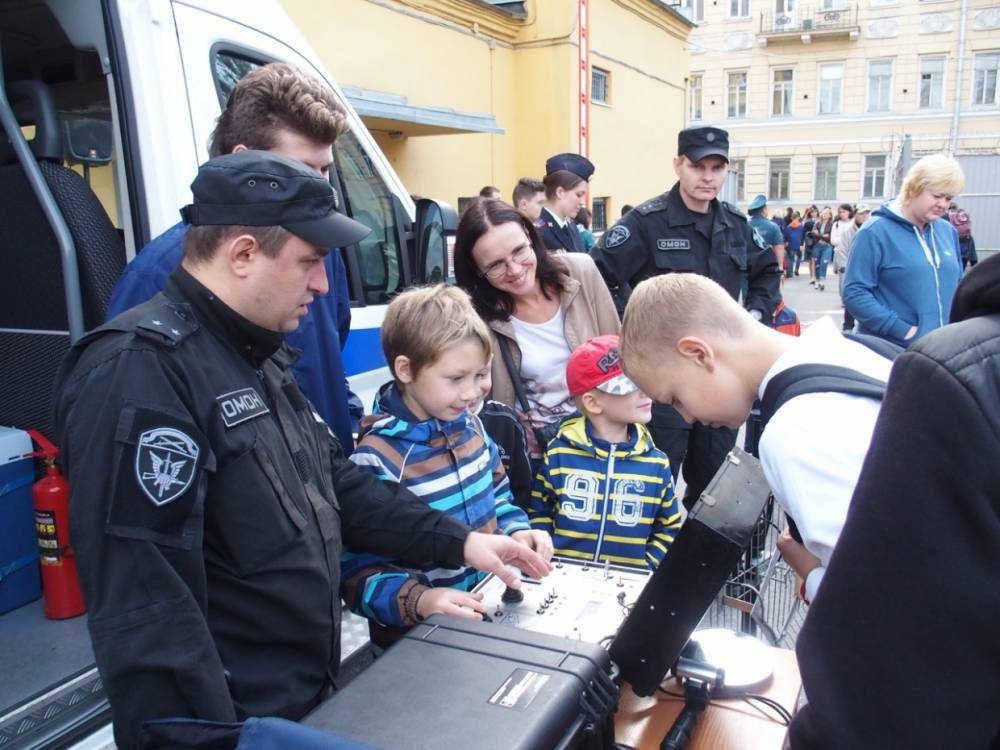 Полицейские провели праздник для детей в Адмиралтейском районе