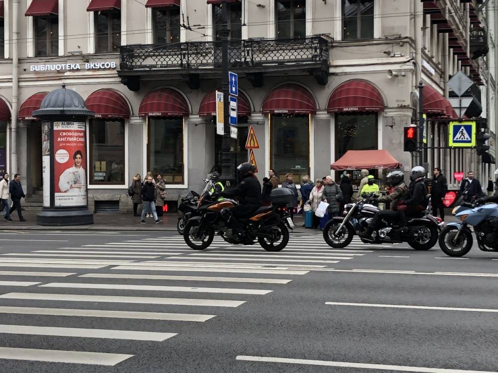 Петербургские байкеры прибыли на Дворцовую в честь закрытия «Мотосезона-2019»