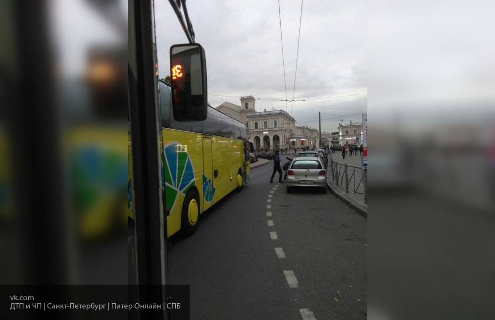 Избиением водителя троллейбуса закончился конфликт на дороге в Санкт-Петербурге