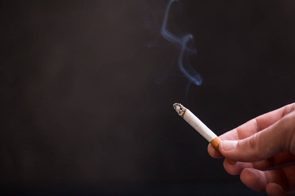 МЧС опровергло информацию о запрете курения на балконах