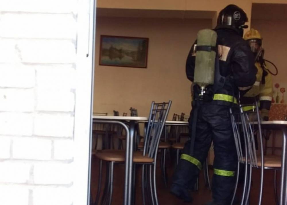 40 пожарных отработали тушение парфюмерного магазина в Великом Новгороде