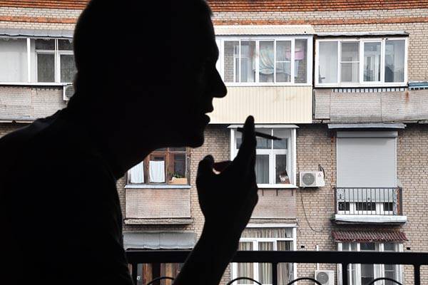 МЧС: новые правила не запрещают курить на балконах