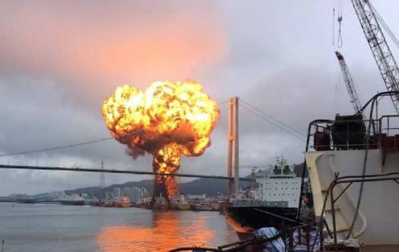 Россияне находились на судне, которое загорелось в порту в Южной Корее