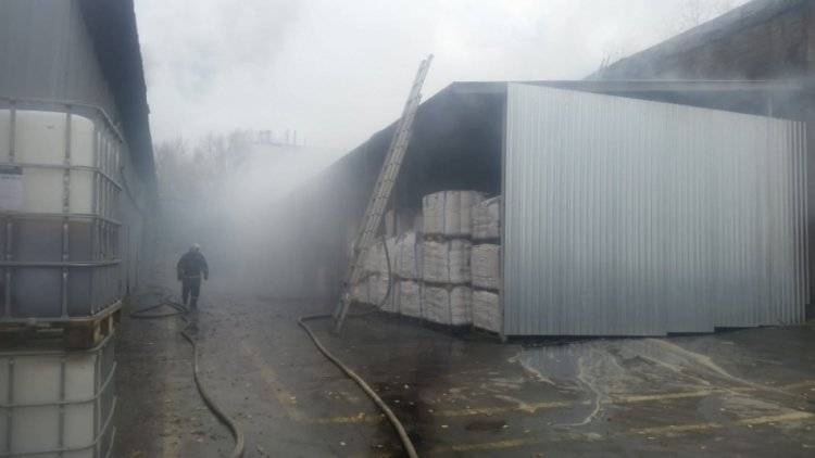 Крыша предприятия сгорела в городе Первоуральск