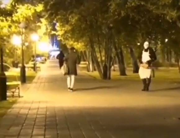 Полиция в Тюмени проверит мужчину, который в шутку гонялся за прохожими с бензопилой