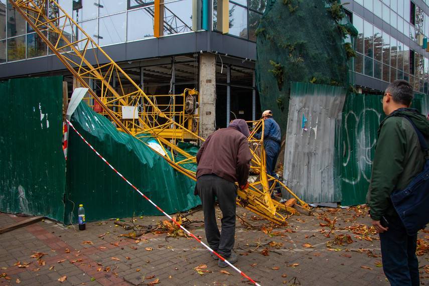 В Центре Киева на BMW X3 упала стрела строительного крана (Видео)