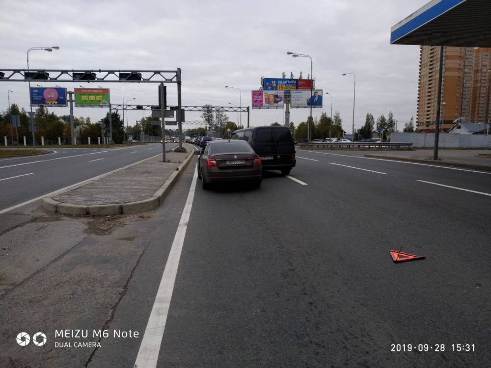 Два автомобиля не поделили Токсовское шоссе на выезде из Петербурга в Мурино