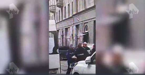 Видео: режиссера Хейфеца увезли на скорой после нападения на фельдшера