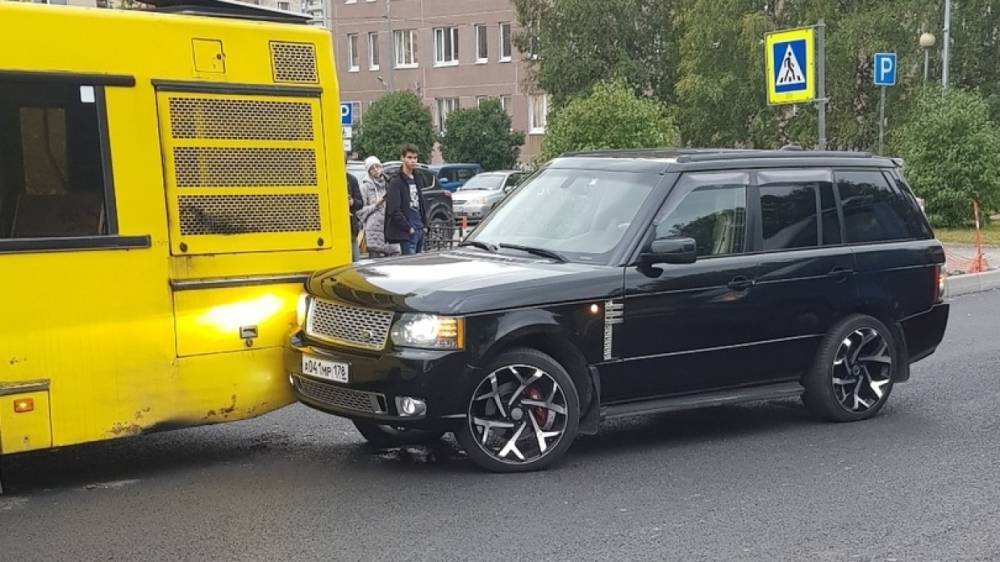 Дорогостоящий Range Rover врезался в желтый автобус в Приморском районе