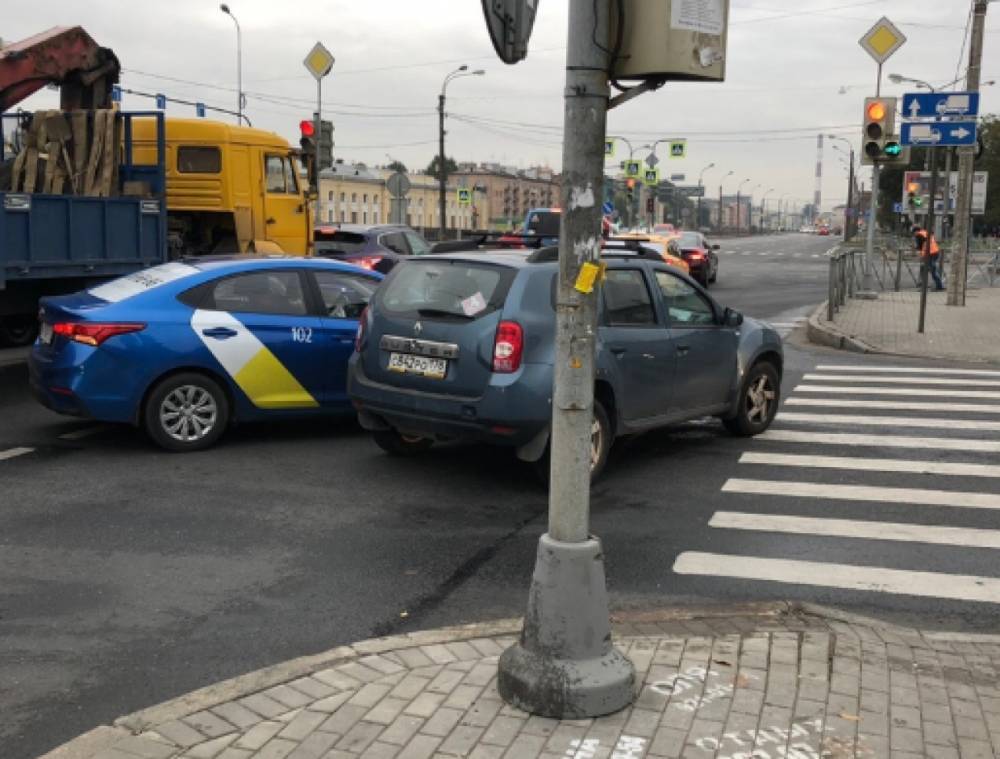 «Яндекс.Такси» влетело в Nissan на набережной Обводного канала