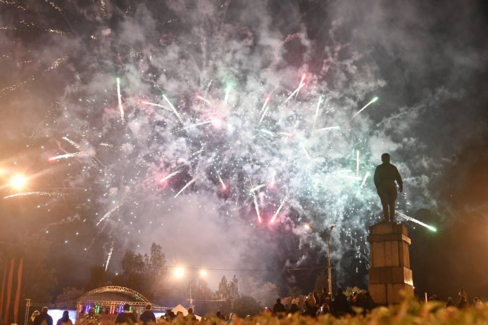 Салют завершил празднование 75-летия освобождения Карелии в Петрозаводске