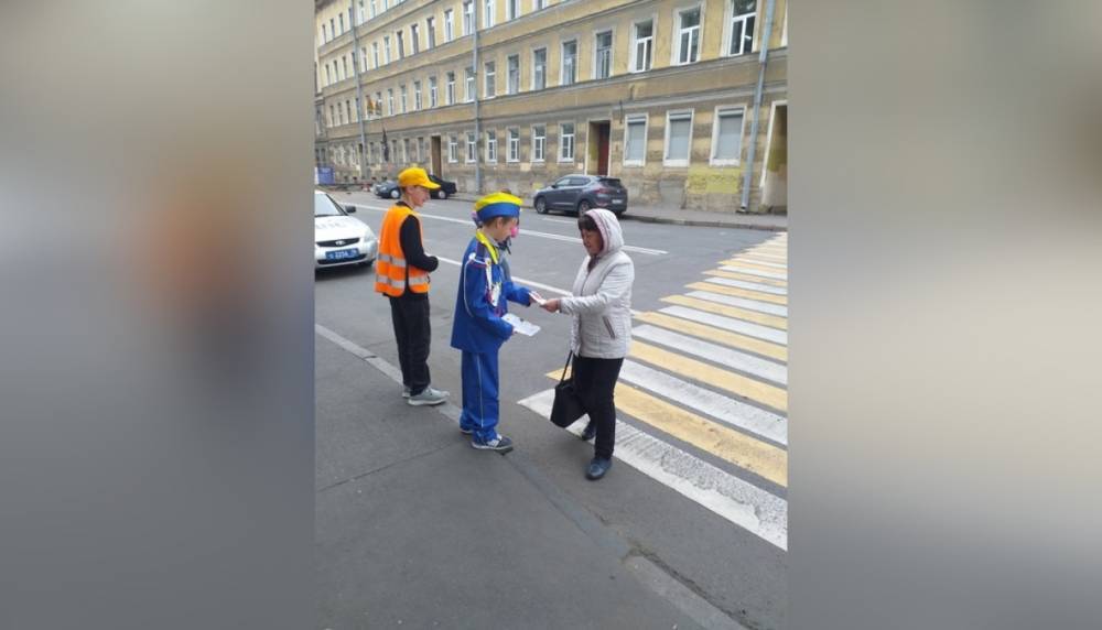 Юные инспекторы ГИБДД напомнили петербургским школьникам правила дорожного движения