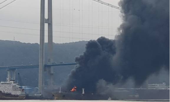 Видео с места, где произошел врыв и пожар на судне в Южной Корее