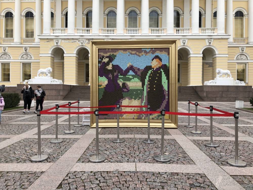 Картину Репина из четырех тысяч конфет собрали перед Русским музеем в Петербурге