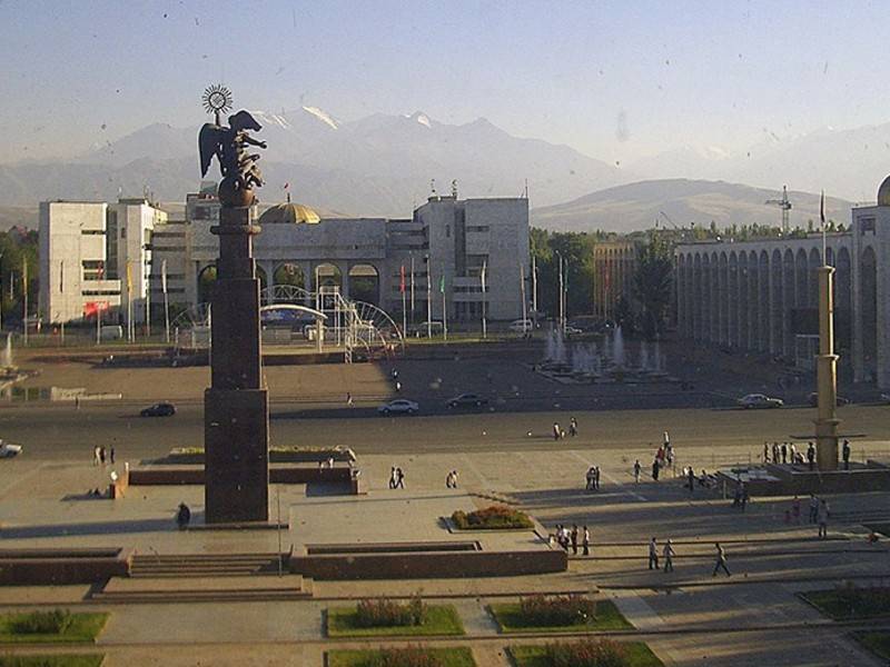 Секс-видео показали на рекламном экране в Бишкеке