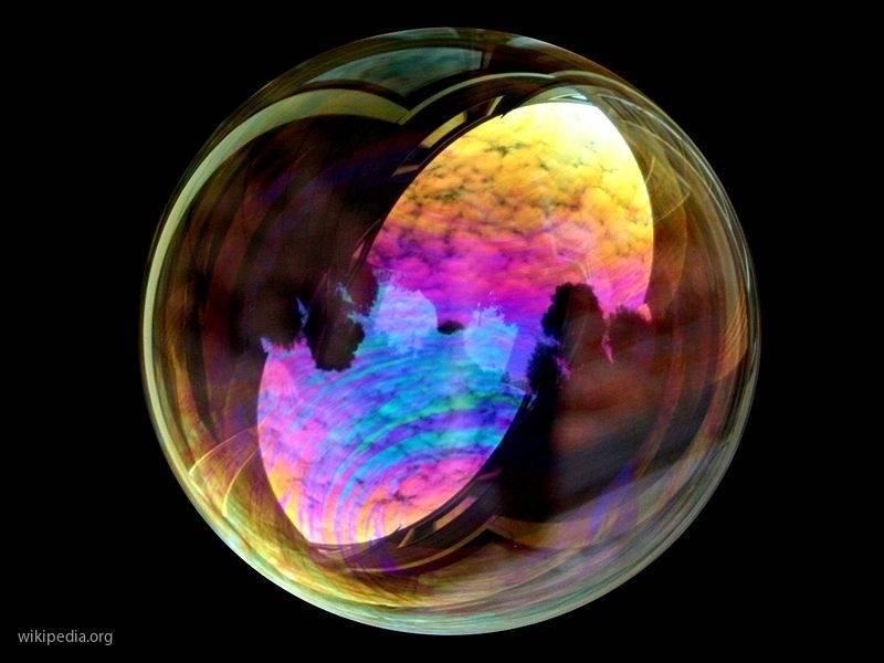 Ученые из США рассказали, как можно надувать гигантские мыльные пузыри