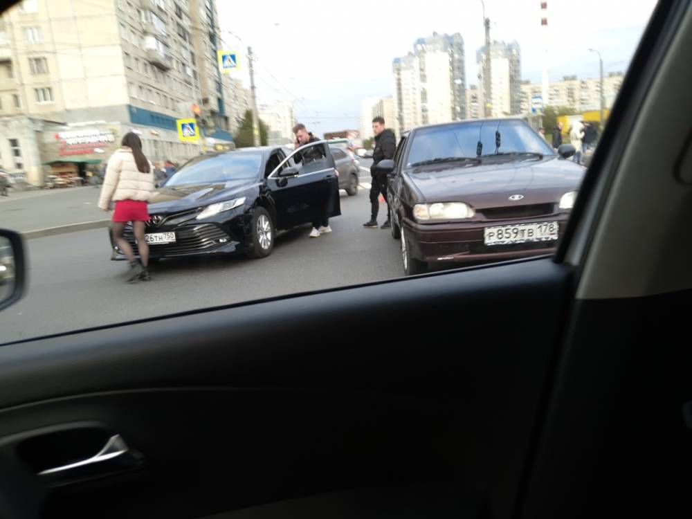 Toyota и ВАЗ не поделили Индустриальный проспект в Петербурге