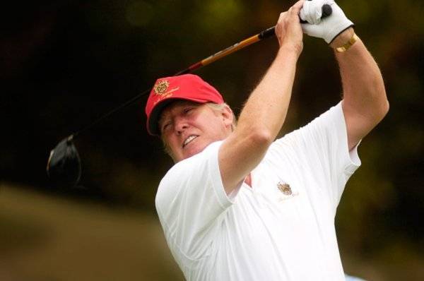 Беззаботный Трамп отправился играть в гольф на фоне импичмента