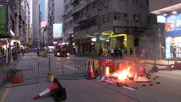 Полиция Гонконга использует водометы, чтобы разогнать протестующих