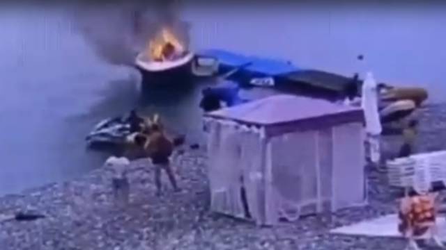 Камеры сняли пожар на прогулочном катере в Сочи