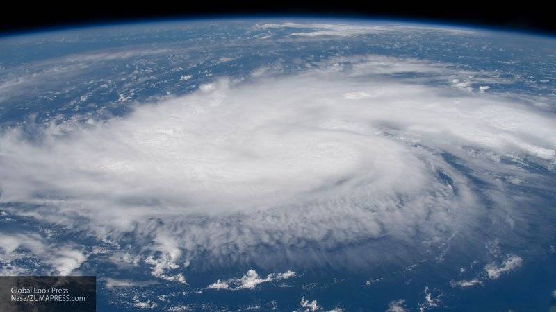 Ураган "Лоренцо" в Атлантике достиг пятой категории