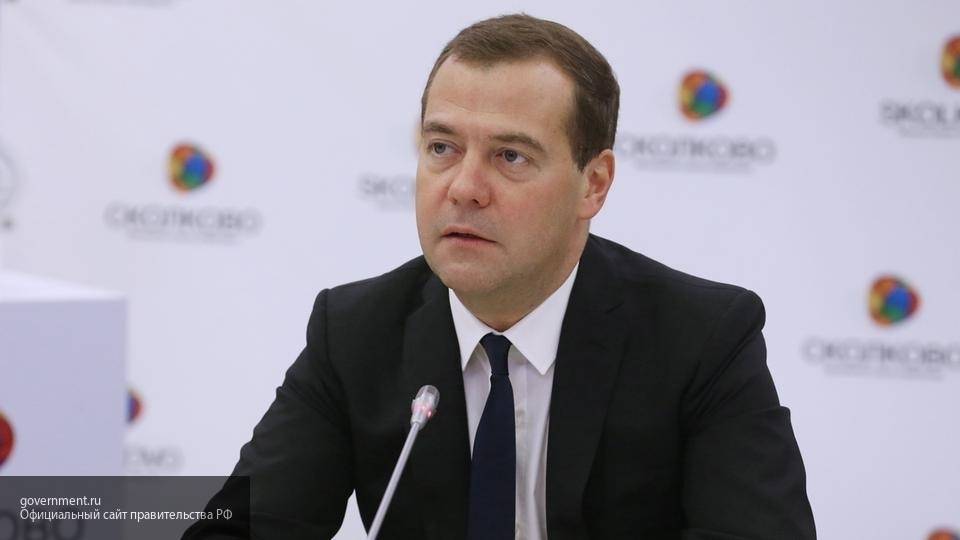 Медведев поздравил сенатора Рыжкова с юбилеем в 90 лет
