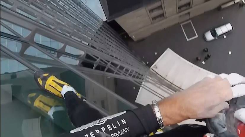 Как покоряют небоскрёбы: кадры «восхождения» французского Человека-паука на 153-метровое здание