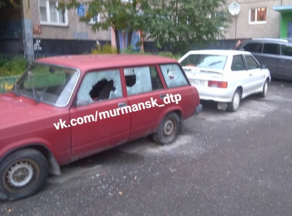 В Мурманске бьют стекла автомобилей за парковочные места
