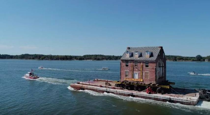 В США 250-летний особняк перевезли по реке на барже (Видео)
