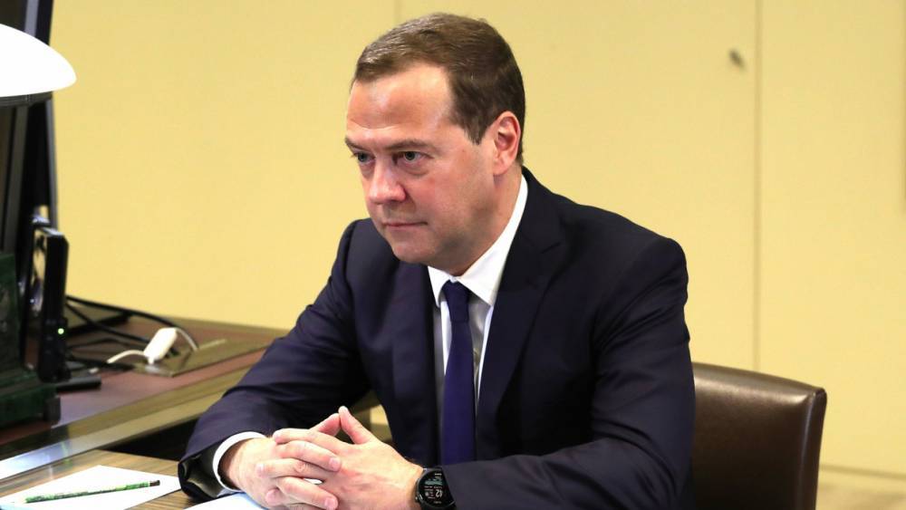 Дмитрий Медведев поздравил с 90-летием сенатора Николая Рыжкова