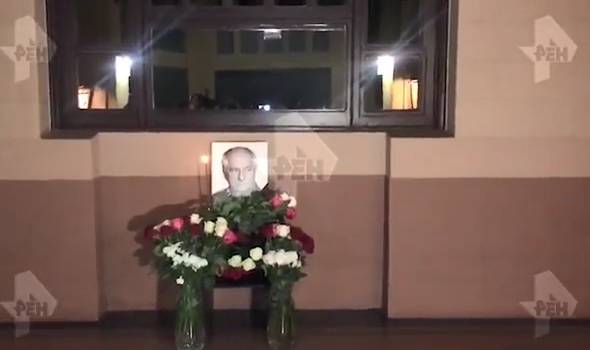 Видео: артисты и зрители несут цветы к Ленкому в память о Захарове