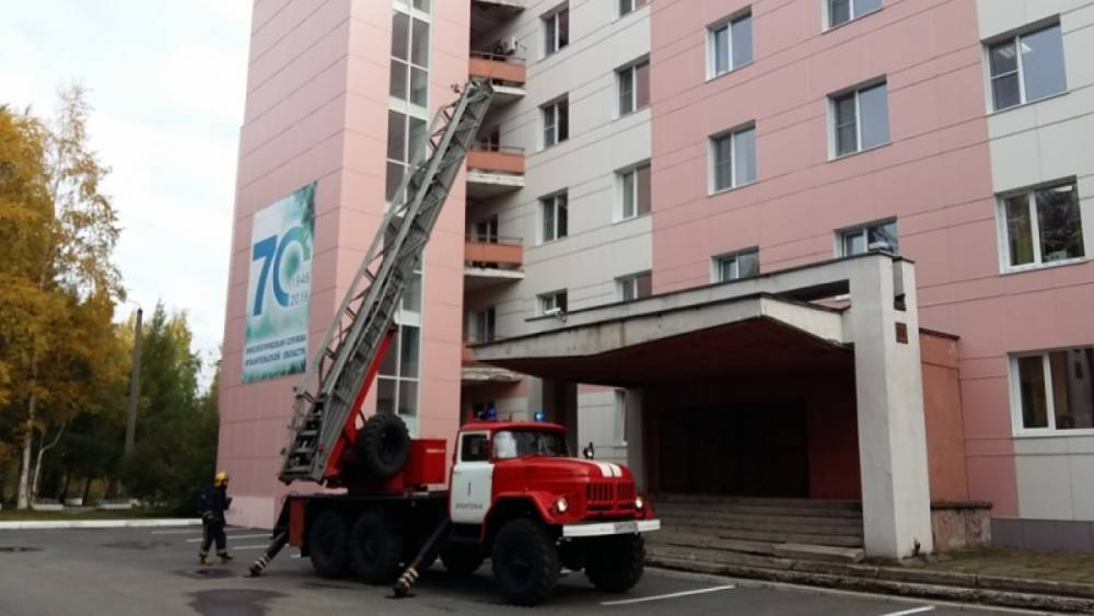 В Архангельске пожарные провели учения в онкодиспансере