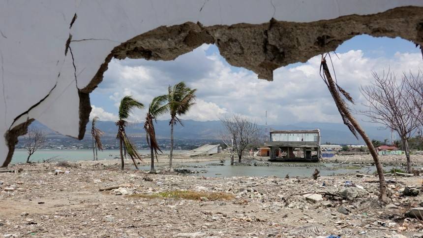 Не менее 30 человек погибли при землетрясении в Индонезии