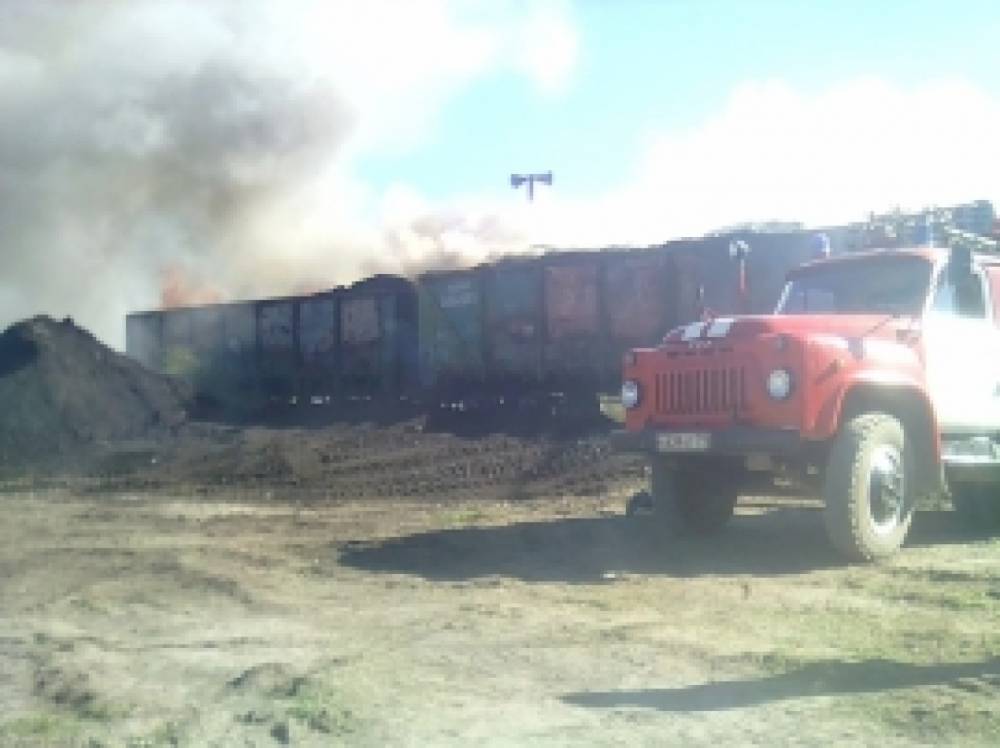 Спасатели потушили открытый огонь в трех вагонах со шпалами в ЕАО
