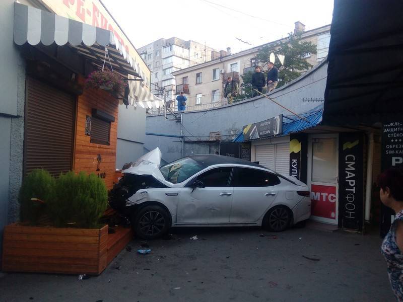 Иномарка упала в подземный переход в результате ДТП в Крыму