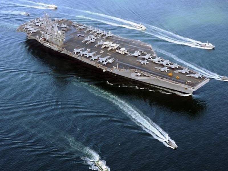 Окружённый кораблями Китая авианосец ВМС США попал на фото
