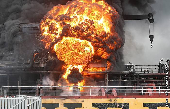 В южнокорейском порту загорелось судно с нефтепродуктами