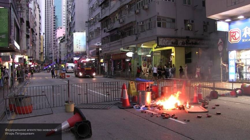 Слезоточивый газ применила полиция Гонконга при разгоне протестов