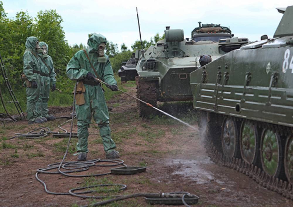 На полигоне в Ленобласти военнослужащие во время учений отмыли «зараженные» танки