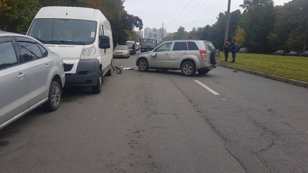 На Щелгунова иномарка собрала «паровозик» из припаркованных машин и заблокировала проезд