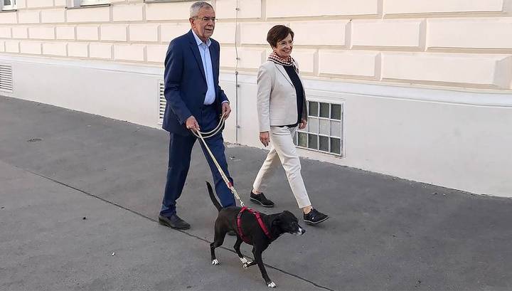 Президент Австрии пришел на выборы с собакой