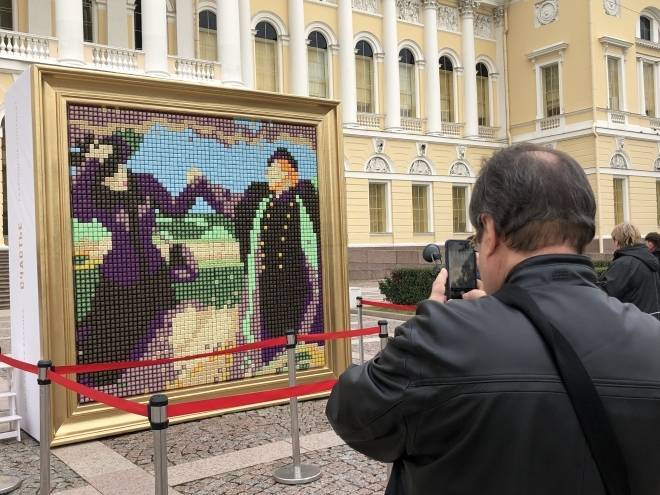 Трехметровую картину Репина сделали из конфет около Русского музея